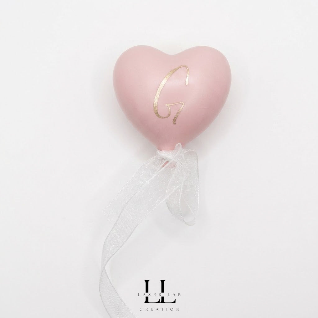 Cuore in ceramica con calamita personalizzabile con lettera in vinile