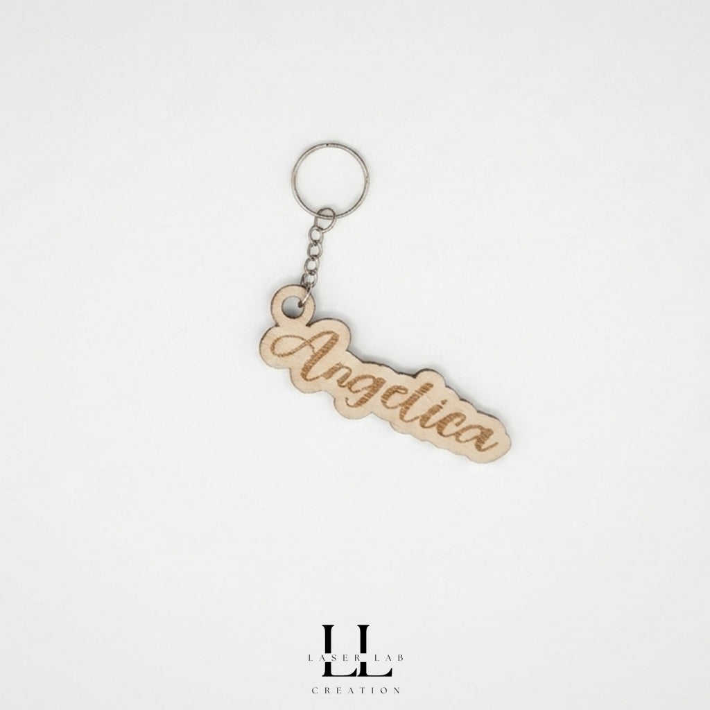 Portachiavi in legno personalizzato con nome inciso e sagomato